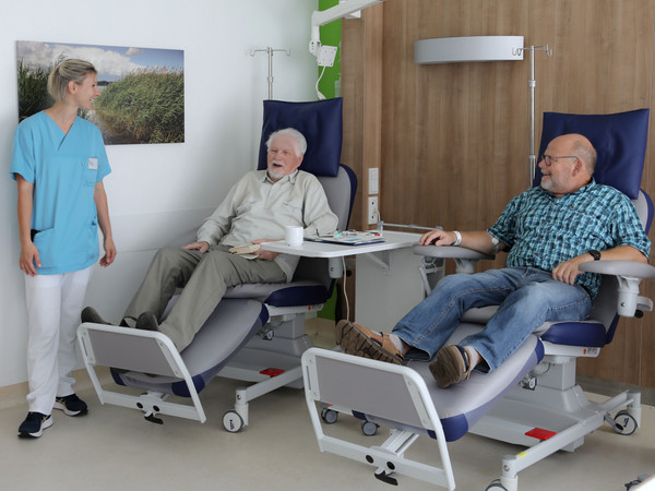 Zwei sitzende Männer sprechen mit einer medizinischen Fachkraft, Zentrum für Nerven- und Muskelerkrankungen Ost-Brandenburg, ZENOB, Berlin-Rüdersdorf Zwei sitzende Männer sprechen mit einer medizinischen Fachkraft, Zentrum für Nerven- und Muskelerkrankungen Ost-Brandenburg, ZENOB, Berlin-Rüdersdorf